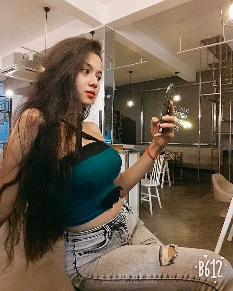 Thu Hà sở hữu chiều cao 1m63 và cân nặng 43kg. Vóc dáng khá lý tưởng đã được nữ streamer này tận dụng để diễn xuất trước ống kính.