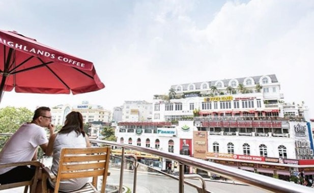 Tuy nằm ở vị trí đẹp như vậy, nhưng giá đồ uống cũng không cao hơn những chuỗi cửa hàng khác. Thức uống được nhiều ưa thích nhất có lẽ là trà đào sả, với vị trà thanh mát và vài miếng đào giòn, thơm.