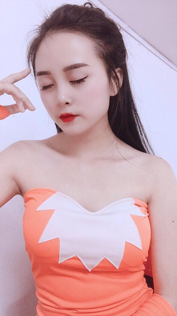 Sau khi bức ảnh của Khánh Huyền được đăng tải, nhiều dân mạng cho rằng vào đại học tư duy, suy nghĩ cũng trưởng thành hơn, nên vì thế mà ai nấy đều auto trở nên lung linh xinh xắn hơn vì đã hiểu rõ bản thân mình.