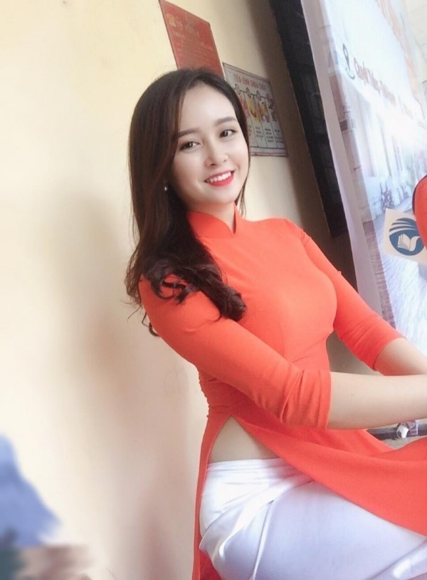 Khi nhìn vào ảnh trước và sau khi sinh viên của Khánh Huyền, nhiều người tỏ ra khá bất ngờ vì thời gian nó có thể biến từ một cô gái có vóc dáng mũm mĩm, nước da đen nhẻm thành một người xinh đẹp, thân hình thon gọn mảnh mai.