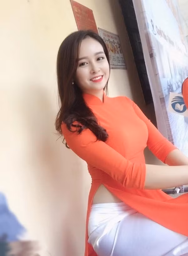 Khi nhìn vào ảnh trước và sau khi sinh viên của Khánh Huyền, nhiều người tỏ ra khá bất ngờ vì thời gian nó có thể biến từ một cô gái có vóc dáng mũm mĩm, nước da đen nhẻm thành một người xinh đẹp, thân hình thon gọn mảnh mai.