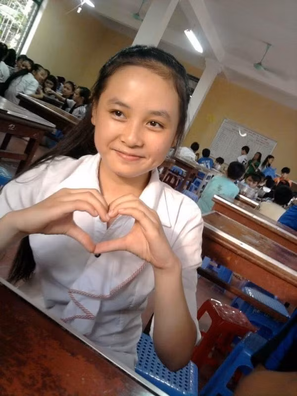 Chứng kiến màn lột xác của Khánh Huyền, nhiều dân mạng đã đưa ra triết lý rằng: "thời gian đúng là một liều thuốc thần kì có thể thay đổi tất cả mọi thứ và hình ảnh của cô bạn này là một ví dụ để chứng minh".