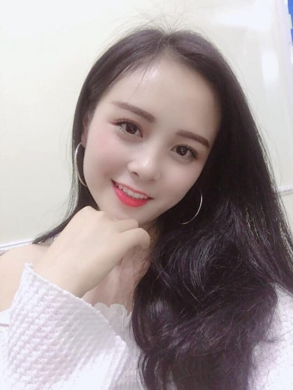 Chính nữ sinh 10X này cho biết thêm rằng tấm ảnh cũ đó được chụp hồi còn học lớp 10, lên Đại học Huyền mới nhận ra bản thân mình cần phải thay đổi mới có thể thích nghi tốt với cuộc sống hiện tại được.