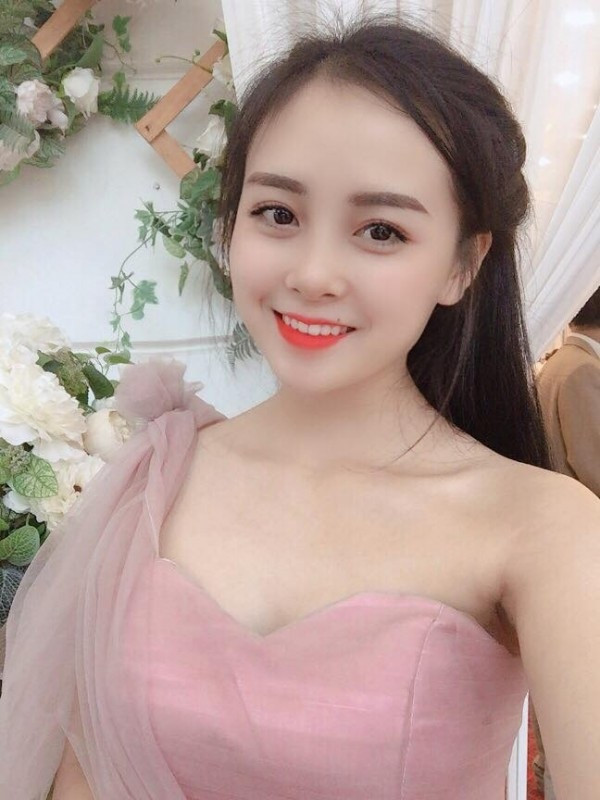 Nói về hành trình lột xác trên ghế giảng đường của mình, Khánh Huyền cho biết rằng cô đã giảm cân, bắt đầu kế hoạch chăm sóc da và đặc biệt là thay đổi cách ăn mặc để phù hợp với bản thân hơn.