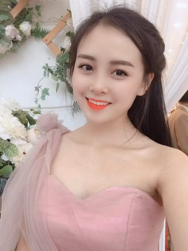 Nói về hành trình lột xác trên ghế giảng đường của mình, Khánh Huyền cho biết rằng cô đã giảm cân, bắt đầu kế hoạch chăm sóc da và đặc biệt là thay đổi cách ăn mặc để phù hợp với bản thân hơn.