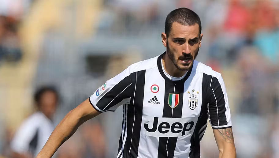 Đứng đầu trong top những trung vệ đắt giá nhất làng bóng đá thế giới hiện tại không ai khác chính là Leonardo Bonucci. Mặc dù đã bước sang tuổi 29 nhưng chính sự dạn dày trận mạc cùng nhãn quan chiến thuật tốt giúp trung vệ của CLB Juventus và ĐT Italia trở nên có giá. Giới chuyên giá đã định giá Leonardo Bonucci lên tới 70 triệu Euro.