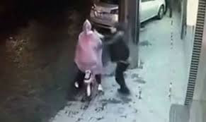 Trong các ngõ vắng cũng là địa điểm để các gã biến thái thích thú. Từ trong màn tối, chúng lao về nạn nhân và thực hiện hành vi sàm sỡ của mình.