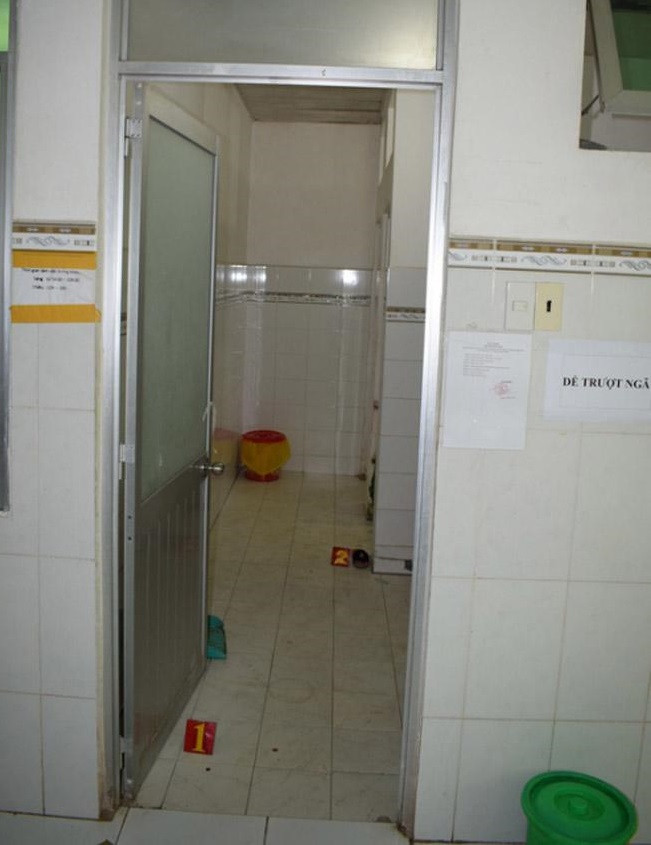 Nhà vệ sinh, đặc biệt là những nhà vệ sinh công cộng cũng là điểm ẩn náu của những kẻ biến thái.