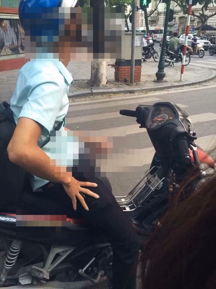 Thậm chí, nhiều trường hợp đã ghi nhận những kẻ biến thái trong lúc chờ đèn đỏ còn "tự xử" giữa đường.