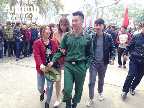 Mặc dù đã chuẩn bị sẵn tâm lí nhưng những giọt nước mắt của những người thân trong gia đình có người nhập ngũ vẫn rơi trong bịn rịn, quyến luyến.