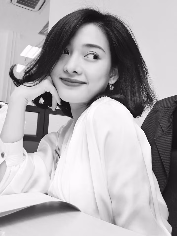 Soi vào trang cá nhân của cô gái này, thì cư dân mạng tìm được rất nhiều những đoạn clip mà cô gái xinh đẹp này hát cover và có clip đã thu hút tới 41 ngàn lượt xem.