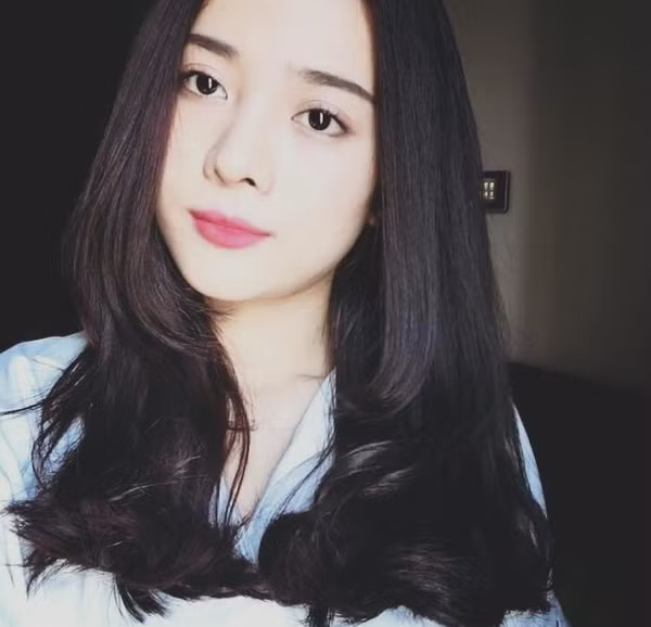 Nhung Nguyễn sở hữu một khuôn mặt với những đường nét rất hài hòa,đôi mắt to tròn cùng đôi môi chúm chím cực duyên của cô nàng đã khiến rất nhiều người xuýt xoa, ghen tị.