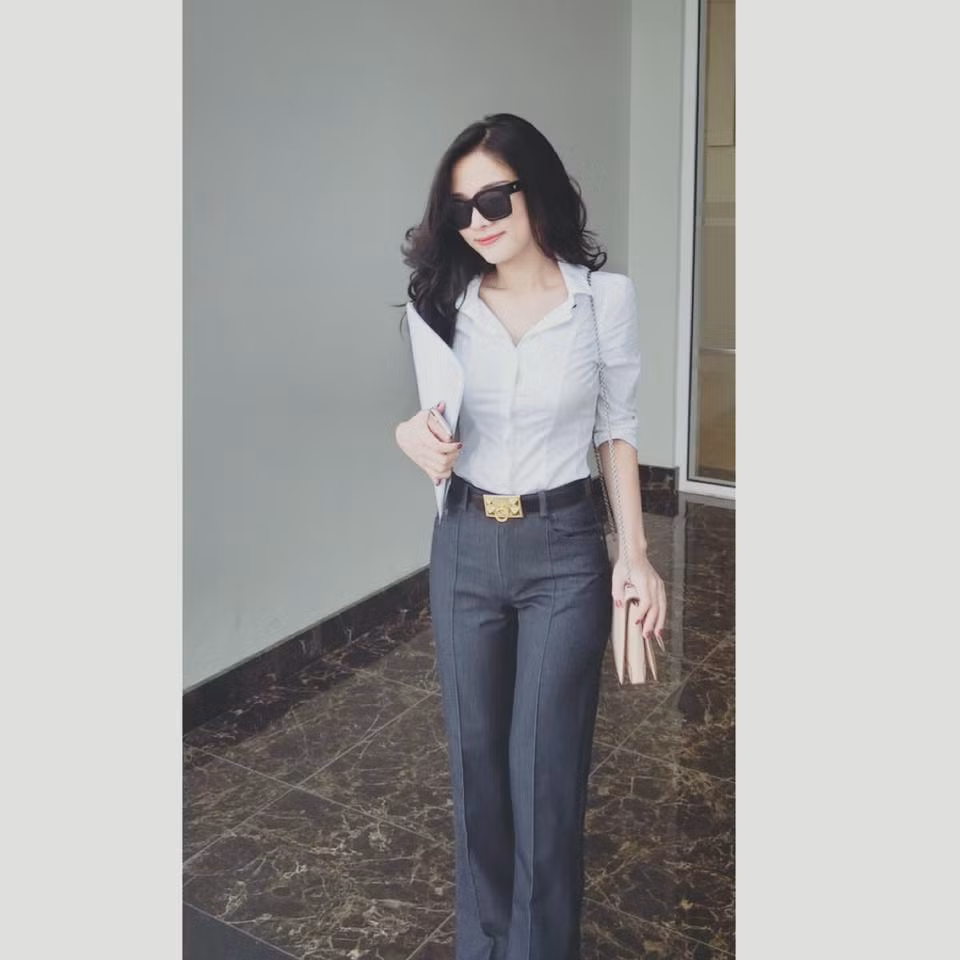 Làn da trắng, gương mặt xinh xắn cùng nụ cười tỏa nắng như muốn hút hồn người đối diện của Nhung Nguyễn khiến những người xem clip hát cover của cô vô cùng mê mẩn.