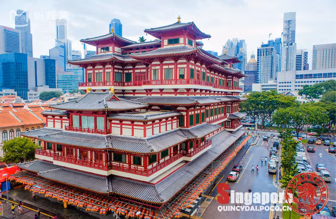 Chùa Phật Nha nằm trong khu Chinatown, quốc đảo Singapore với tên tiếng Anh là Buddha Tooth Relic Temple and Museum. Được xây từ năm 2007, mặc dù thời gian xây dựng không lâu nhưng thiết kế bên trong rất tinh tế và lộng lẫy. Kiến trúc bên trong chùa giống như một trển lãm nghệ thuật Phật giáo, sống động với những câu chuyện hàng trăm năm của lịch sử Phật giáo.