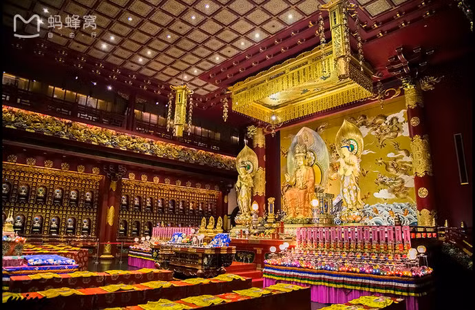 Đại điện tầng 1 thờ Phật Thích ca Mâu ni, bên hành lang thờ Quan âm Bồ tát, tầng 2 là các bức tượng Đại sư, tầng 3 trưng bày các mẫu điêu khắc về Phật, tầng 4 là di tích xá lị Phật, khi vào điện phải bỏ dép ở ngoài.