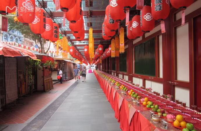 Những người mặc váy ngắn sẽ được trang bị một tấm vải buộc bụng, vào đến phòng đọc kinh có những quyển kinh bày sẵn cho du khách đọc.