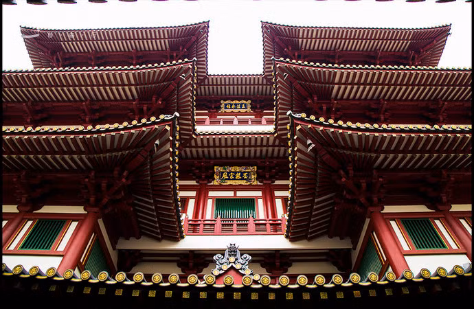 Một ngôi chùa hiên ngang giữa khu trung tâm Chinatown với nội thất lộng lẫy. Trong chùa còn có một thánh vật– tượng Xá lị răng Phật.