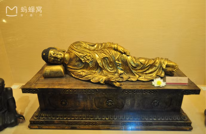 Xá lị răng Phật đặt trong bảo tháp khổng lồ nặng 3.500kg, được làm bằng 320kg vàng, trong đó 234kg vàng do các phật tử cung tiến.