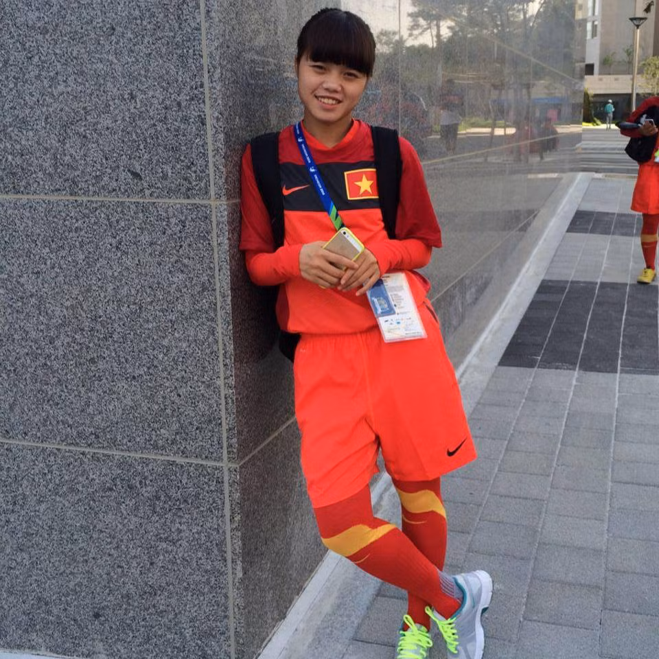 Đang ở độ chín của phong độ thì vừa qua, Hoàng Quỳnh đã bất ngờ nói chia tay với bóng đá để chuyển hướng sang một một ngã rẽ khác. Hot girl của làng bóng đá Việt quyết định đi du học Nhật Bản. Ảnh: FBNV.