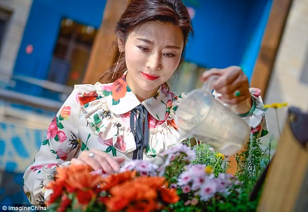 Với làn da trắng sáng, vóc dáng thon thả cùng gu ăn mặc thời trang sành điệu... cô Xu Min được tờ Daily Mail mô tả là “người phụ nữ không tuổi”. Ảnh: Imagine China.