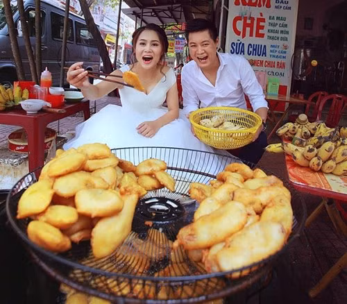 Những bức ảnh cưới có phong cách độc và phá cách được các cặp đôi hết sức quan tâm. Thế nhưng, việc sử dụng các hàng quán ngoài đời thường để làm bối cảnh cho bộ ảnh cưới của mình thì gần đây mới "nhen nhóm".