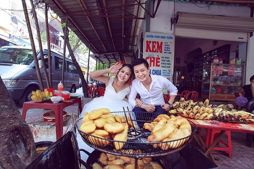 Mới đây, cặp đôi đến từ Ninh Bình là chú rể Đoàn Nguyên (sinh năm 1987) và cô dâu Hà Ngần (sinh năm 1993) gây chú ý khi sở hữu bộ ảnh cưới khá độc đáo lấy bối cảnh từ hàng quán.