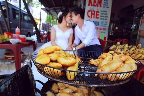 Câu chuyện về bối cảnh hàng quán bắt đầu từ việc, cả ê-kíp đang nghỉ ngơi uống nước để đợi bạn của cô dâu đến. Tranh thủ thời gian nên nhiếp ảnh gia HyNa Nguyễn đã lấy máy chụp lại cảnh ăn uống để làm kỉ niệm.