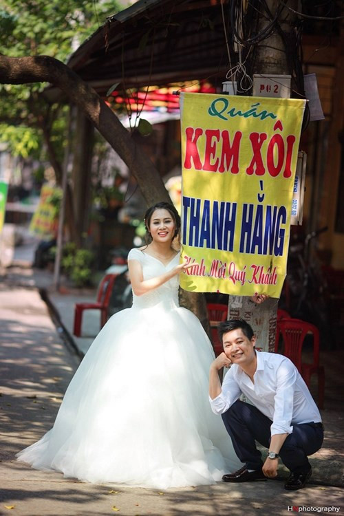 Khoảnh khắc chụp ảnh cưới hạnh phúc gắn với khung cảnh phố xá, hàng ăn của cặp đôi cô dâu chú rể đến từ Ninh Bình.