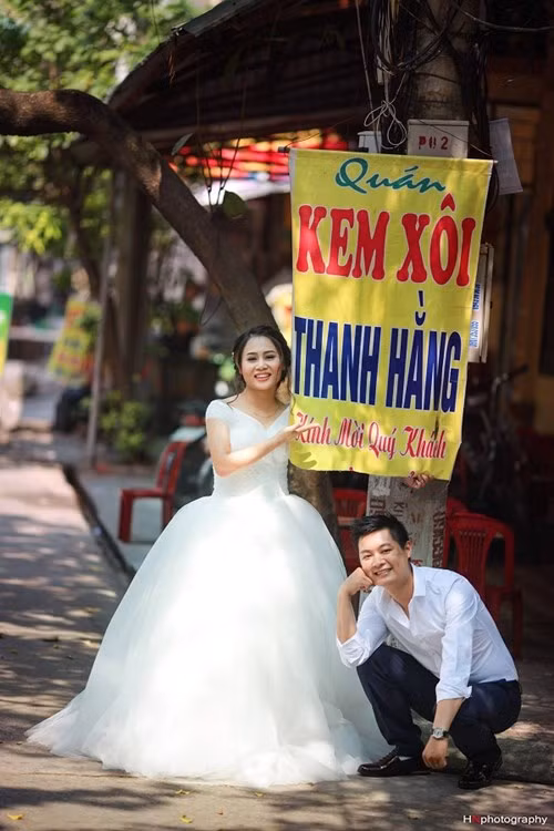 Khoảnh khắc chụp ảnh cưới hạnh phúc gắn với khung cảnh phố xá, hàng ăn của cặp đôi cô dâu chú rể đến từ Ninh Bình.