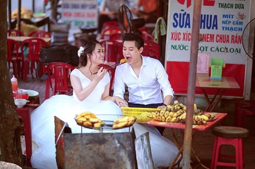 Tuy nhiên, khi cặp đôi chú rể Đoàn Nguyên và cô dâu Hà Ngần xem ảnh cảm thấy rất ưng ý bởi sự tự nhiên và gần gũi nên đã quyết định chọn những bức ảnh cưới "hàng quán" để cho vào album cưới của mình.