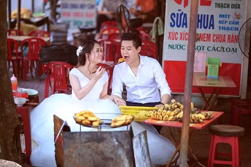 Tuy nhiên, khi cặp đôi chú rể Đoàn Nguyên và cô dâu Hà Ngần xem ảnh cảm thấy rất ưng ý bởi sự tự nhiên và gần gũi nên đã quyết định chọn những bức ảnh cưới "hàng quán" để cho vào album cưới của mình.
