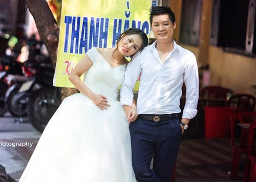 Chính sự tự nhiên và gần gũi với cuộc sống hàng ngày của những bức ảnh cưới tranh thủ lại mang đến vẻ yên bình nhưng không kém phần độc đáo của cặp đôi Đoàn Nguyên - Hà Ngần.