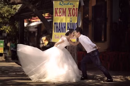 Để làm điểm nhấn riêng cho bộ ảnh cưới, Nguyên và Ngần đã không ngần ngại tận dụng cảnh đời thường chụp ảnh đánh dấu cột mốc quan trọng này.