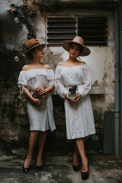 Cùng lựa chọn cách phối áo trắng với chân váy thế nhưng nếu Thúy Hằng lựa chọn áo ren, vai ngang thanh lịch thì Thúy Hạnh lại yêu thích chiếc áo dún bèo nhẹ nhàng cùng chất liệu voan chiffon rũ thoài mái.