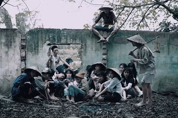 Loạt ảnh bộ ảnh kỷ yếu của nhóm bạn tuổi teen Hà thành nhanh chóng nhận được gần 3.000 lượt cảm xúc và hàng trăm bình luận khác nhau trên một diễn đàn dành cho teen Việt.