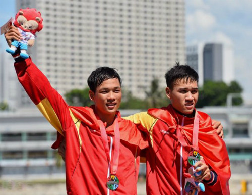 Ban tin SEA Games 28 toi 11/6: VDV VN chay chan dat