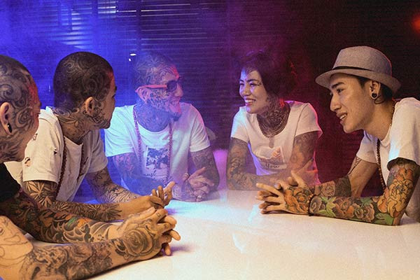 Với người ngoài, những người xăm mình có vẻ đáng sợ, nhưng trong thế giới của hình xăm, họ là những người dũng cảm vì chí ít, họ đã không màng đến thị phi xung quanh để theo đuổi đam mê của mình.