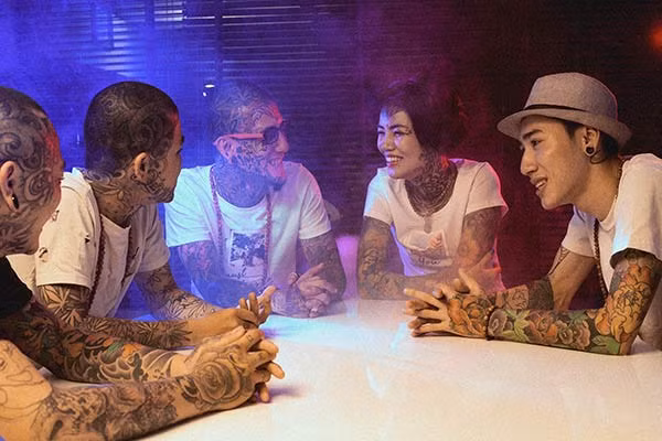 Với người ngoài, những người xăm mình có vẻ đáng sợ, nhưng trong thế giới của hình xăm, họ là những người dũng cảm vì chí ít, họ đã không màng đến thị phi xung quanh để theo đuổi đam mê của mình.