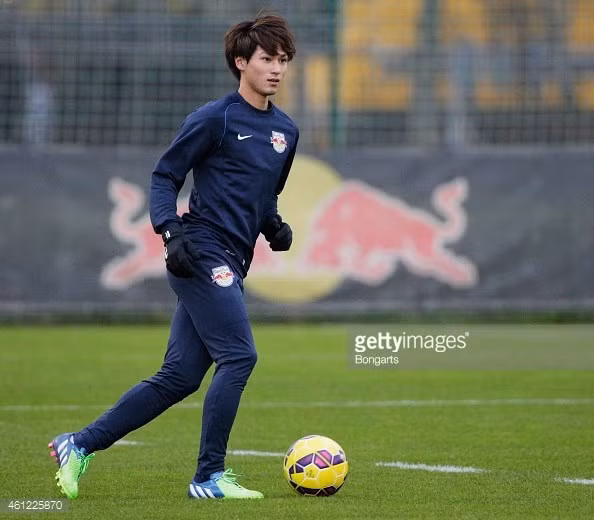 Takumi Minamino, hiện đang chơi vị trí tiền đạo. Anh chàng này sinh năm 1995, tại Osaka (Nhật Bản) cùng lứa với các cầu thủ của đội tuyển như Xuân Trường, Công Phượng hay Văn Toàn.