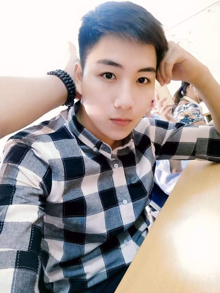 Dù khó khăn ra sao nhưng với tình yêu trẻ và yêu nghề giáo viên luôn cháy bỏng trong người, thầy giáo trẻ Khắc Việt đã vượt qua tất cả khó khăn để có được ngày đứng trên bục giảng để truyền tải những kiến thức cơ bản cho những đứa trẻ thân yêu của mình.