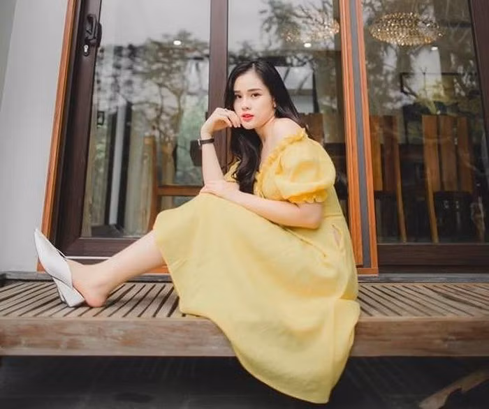 Huyền Trang sinh năm 1996 sở hữu chiều cao 1m73 cùng số đo ba vòng 84-63-91 cm. Người đẹp tiết lộ không được gia đình và Trọng Đại ủng hộ đi thi sắc đẹp nhưng vẫn quyết tâm theo đuổi ước mơ của mình. Ảnh: FBNV