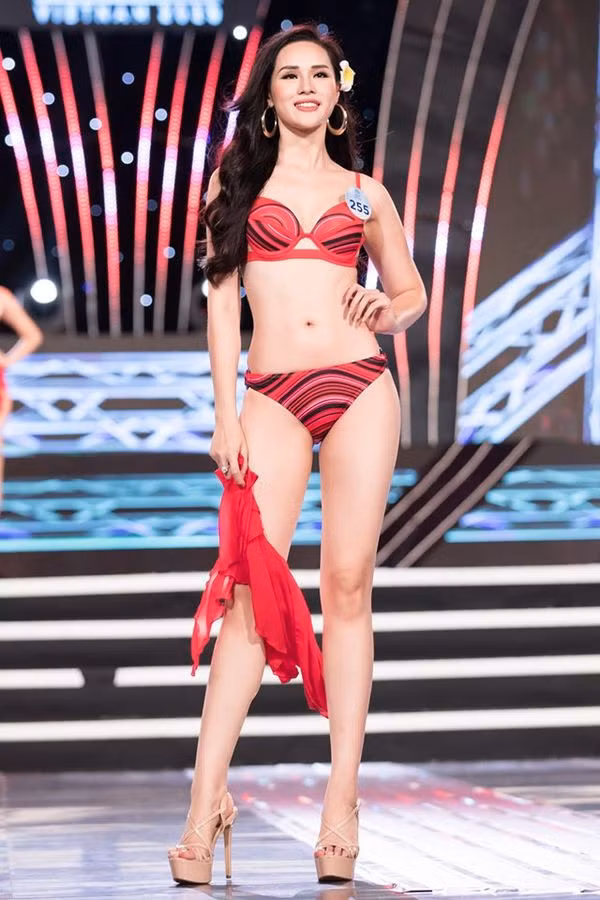 Theo nhận xét của nhiều người, trong buổi chung khảo tối qua, bạn gái tuyển thủ Trọng Đại tỏ ra mờ nhạt so với các thí sinh còn lại nên việc bị loại là dễ hiểu.