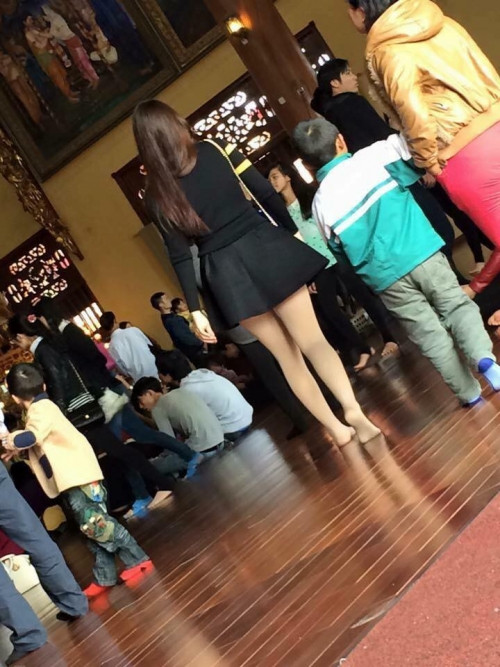 "Chuyện ăn mặc phản cảm khi đi chùa không thiếu đâu. Mình cũng đi chùa và thấy nhiều cô gái mặc váy ngắn nữa đấy, nhìn chán thực sự". Nickname Lan Anh giãi bày tâm sự.