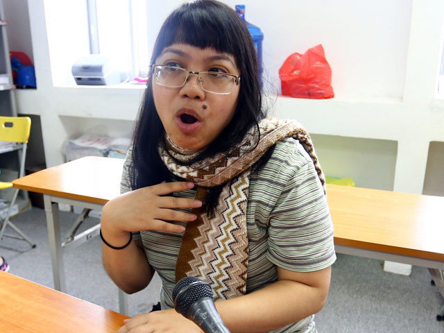 Trước đây, một cô giáo tiếng Anh khác cũng đã trở thành tâm điểm chú ý của cộng đồng mạng đó là giảng viên Lê Na hay còn biết tới biệt danh cô giáo "cung bọ cạp".