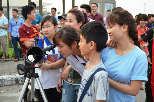 Một thành viên của Hội thiên văn nghiệp dư cho biết, người yêu thiên văn có thể quan sát bằng mắt thường nhưng sự kiện sẽ thú vị hơn nếu có ống nhòm hoặc kính thiên văn.