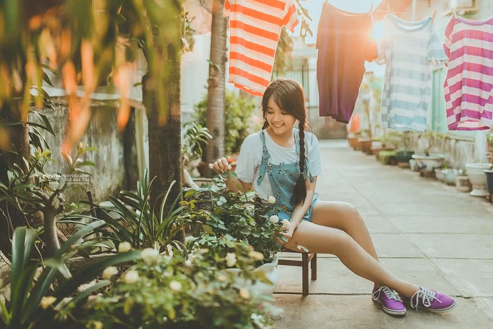 Chia sẻ về giọng hát “hao hao” người nổi tiếng, Tường Vân hào hứng cho biết sau khi đi xem phim của Miu Lê về cô đã hát nhép ca khúc đó và gửi cho bạn bè nghe và ai cũng kêu là hay và từ đó cô bạn càng có động lực để chỉnh sửa giọng hát của mình cho giống bản chính.