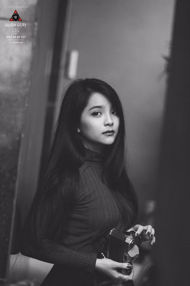 Trước đó, cô nàng nữ sinh Luật xinh đẹp này cũng đăng tải clip giả giọng những nhân vật trong chương trình truyền hình Tòa tuyên án gây được những tràng cười cho cư dân mạng bằng chất giọng hóm hỉnh.