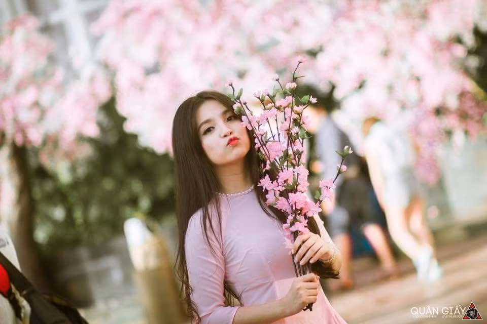 Mới đây, Tường Vân đã được dân mạng chú ý bằng đoạn clip cover ca khúc nhạc nước ngoài bằng chất giọng cực trong trẻo. Ngay sau đó, nhiều thành viên đã nhận xét rằng, cô nàng nữ sinh Luật này sở hữu giọng hát cực giống ca sĩ Miu Lê.