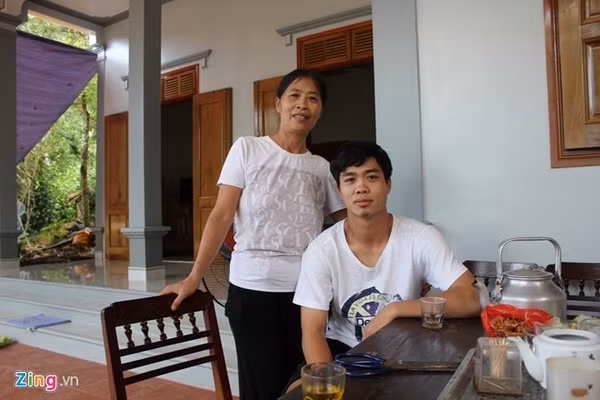 Công Phượng cũng dành tiền được thưởng mình để gửi về quê để xây nhà.