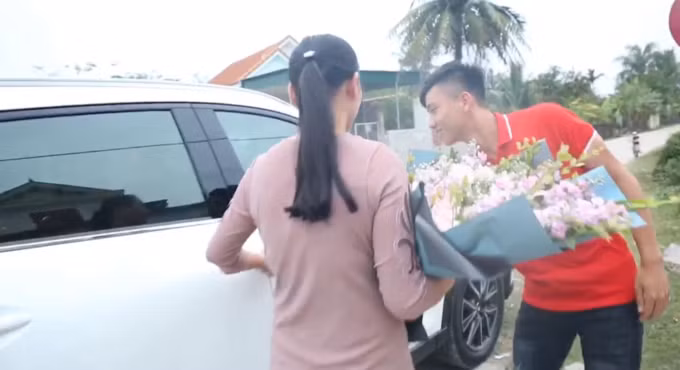 Văn Đức mua xế hộp tặng mẹ sau một năm thành công cùng đội tuyển Việt Nam.